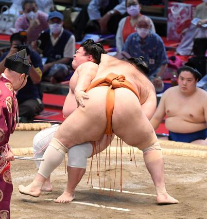 宇良（左）は魁聖を攻めるも、まげをつかみ反則負け（撮影・山口登）