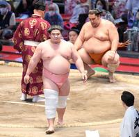 宇良（左）は魁聖のまげをつかみ反則負けとなる（撮影・山口登）