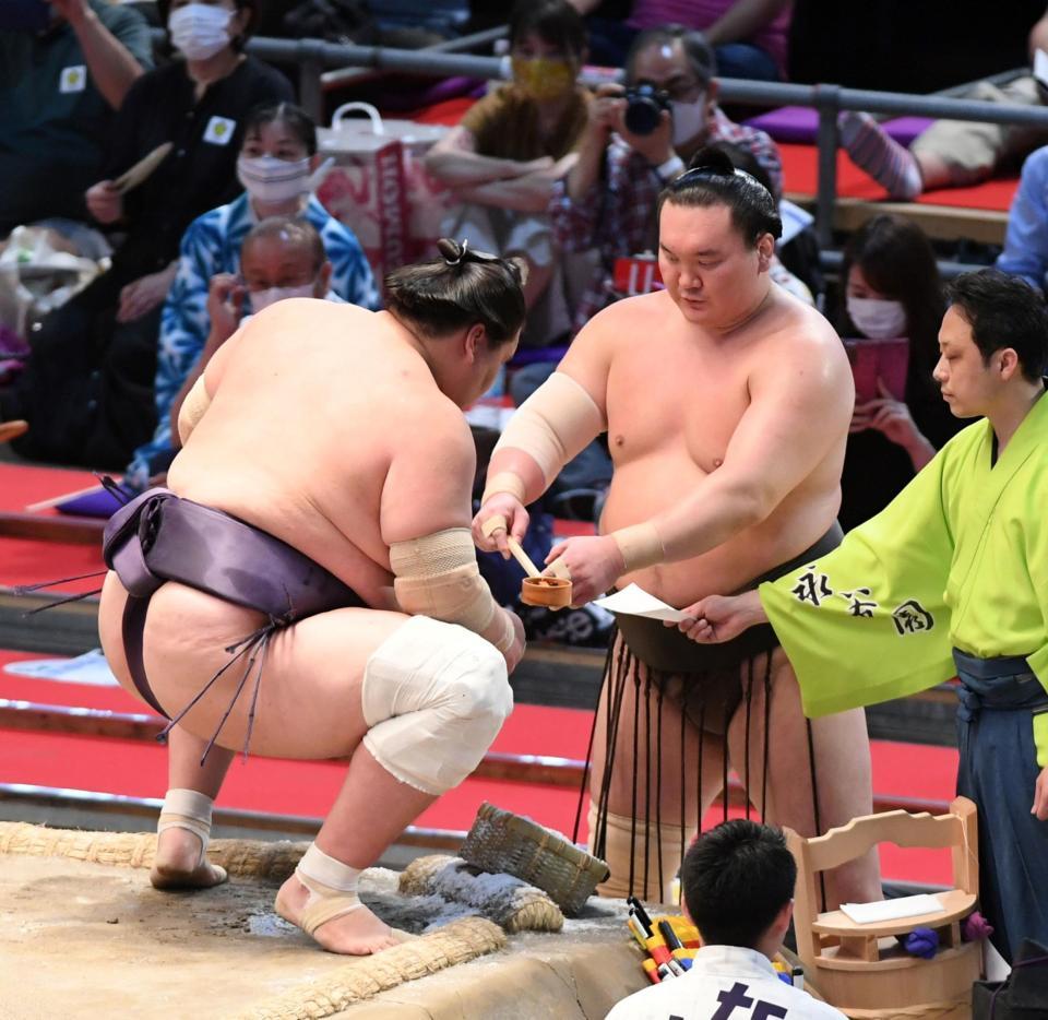 照ノ富士（左）に力水を付ける白鵬（撮影・山口登）