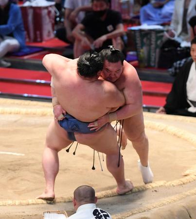 　白鵬（右）は浴びせ倒しで正代を下す（撮影・山口登）