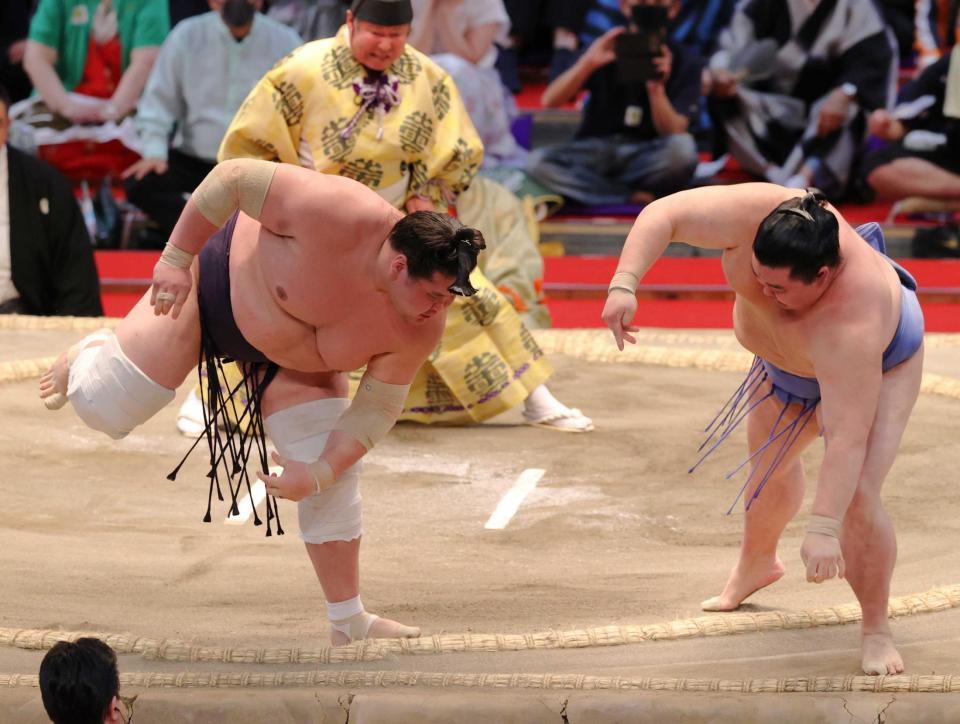 　正代（右）を押し出しで下す照ノ富士