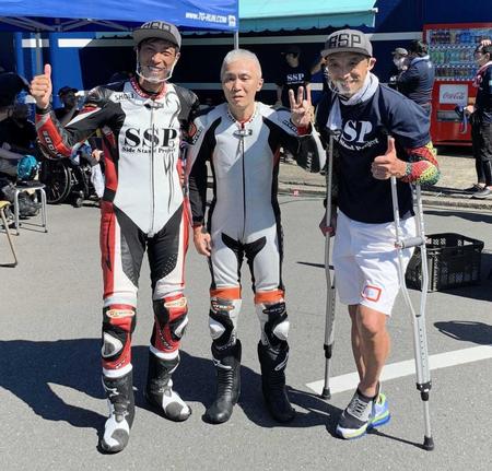 　イベントを主催したオートレーサーの青木治親（左）、青木宣篤さんと参加者の縫田政広さん（中央）