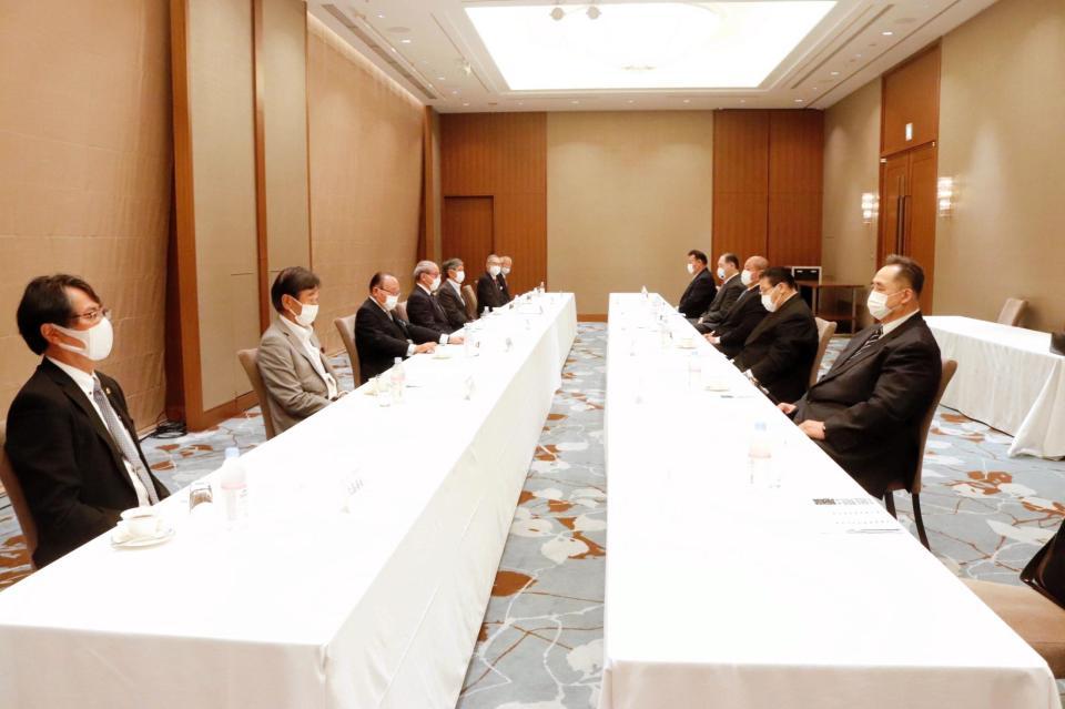 　横綱審議委員会の定例会（日本相撲協会提供）