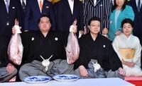 　伝達式後、タイを両手に持つ新横綱照ノ富士（左）、中央は伊勢ケ浜親方、右は淳子夫人（代表撮影）