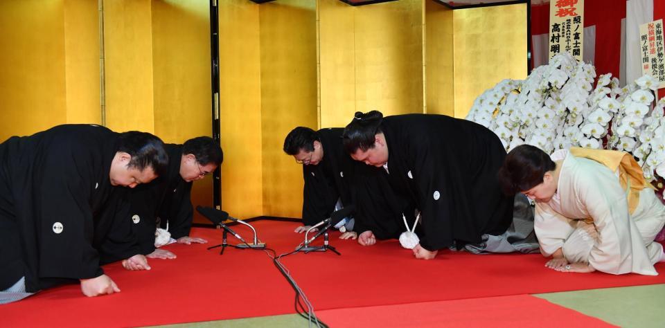 　横綱昇進伝達式で口上を述べる新横綱照ノ富士（右中央）。右奥は伊勢ケ浜親方、右手前は淳子夫人。左から浅香山審判委員、高島理事（代表撮影）