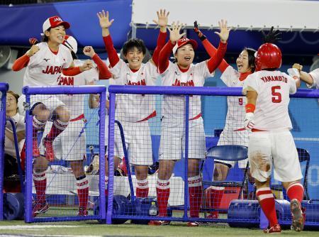 　日本-米国　５回、藤田の適時打で生還した山本（５）を大喜びで迎える日本ベンチ＝横浜スタジアム