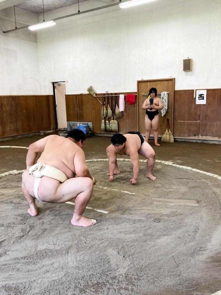 　荒磯部屋の初稽古で弟子に胸を出す師匠の荒磯親方（左）＝日本相撲協会提供