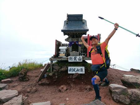 　最後の山、北海道の利尻山に登頂し両手を上げて喜びに浸る田中陽希さん＝２日