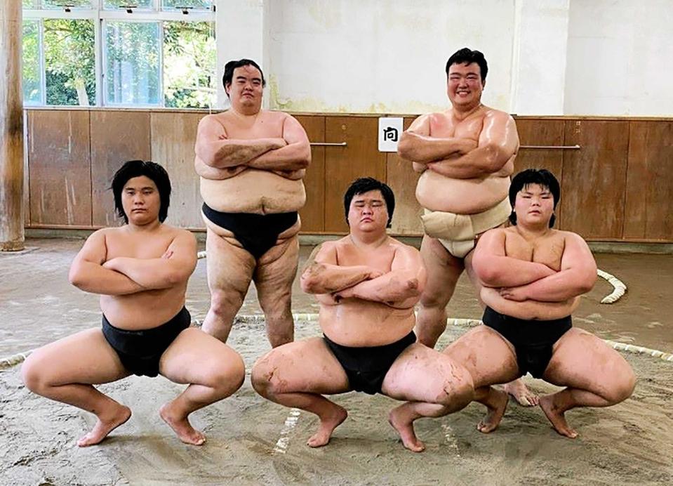 　師匠の荒磯親方（後列右）と４人の弟子（日本相撲協会提供）