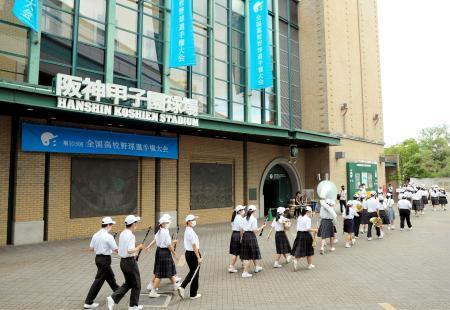 　第１０３回全国高校野球選手権大会が開幕した甲子園球場＝１０日午前（代表撮影）