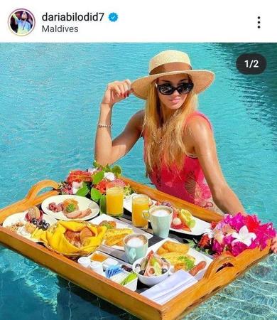 プールに浮かぶ超豪華な朝食を公開したビロディドのインスタグラム@dariabilodid7より