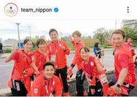 　侍ジャパンと卓球女子の合同記念写真＝ＪＯＣ公式アカウント@team_nipponより