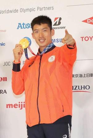 　フェンシングエペ男子団体で金メダルを獲得した見延和靖