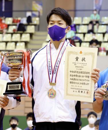 　男子個人総合で優勝した清風の川上翔平＝リージョンプラザ上越