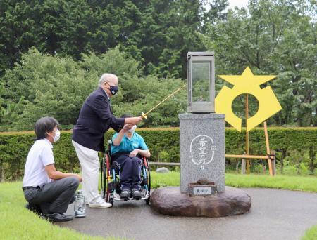 　岩手県陸前高田市にある「３・１１希望の灯り」で行われた東京パラリンピック聖火の採火＝１２日午前