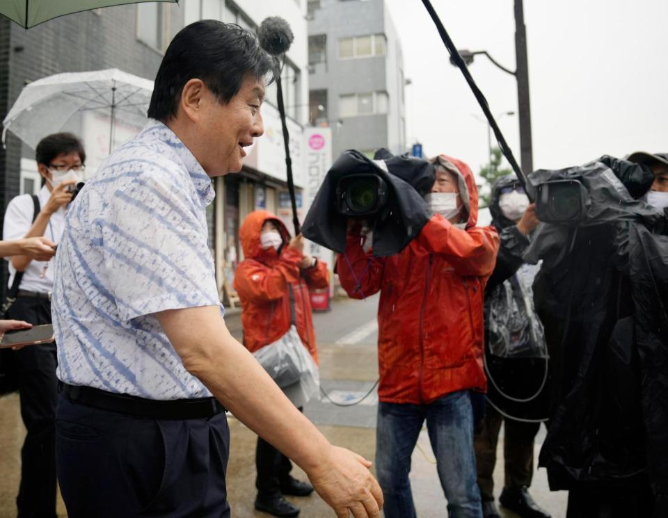 報道陣に囲まれながら事務所を出る、河村たかし名古屋市長＝12日午後、名古屋市東区