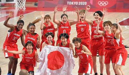 　銀メダルを獲得し喜ぶバスケ女子日本代表＝８日