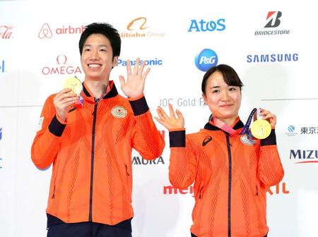 　金メダルを手に笑顔を見せる水谷隼（左）と伊藤美誠（代表撮影）