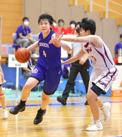 　桜花学園-大阪薫英女学院　第４クオーター、ドリブルで攻め込む桜花学園・朝比奈（左）＝新潟市東総合スポーツセンター