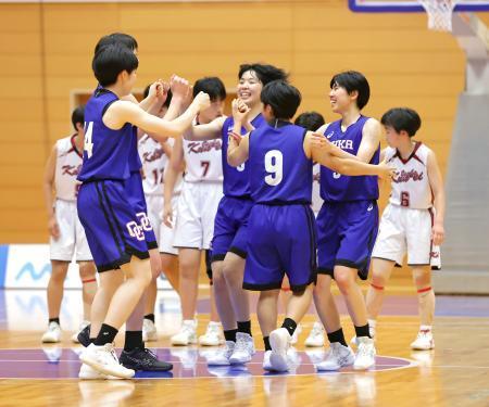 　大阪薫英女学院を破り優勝を決め、喜ぶ桜花学園の選手たち＝新潟市東総合スポーツセンター