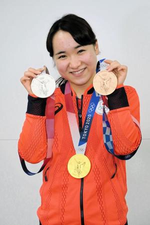 五輪３種目のメダルを掲げる伊藤美誠（代表撮影）