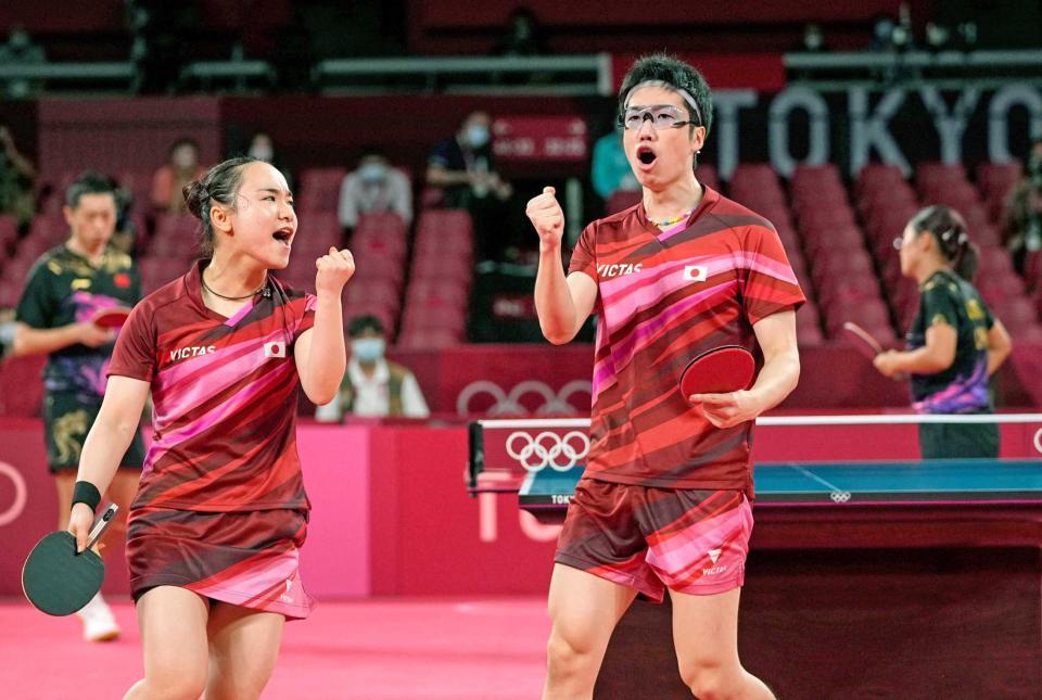 　混合ダブルス決勝で中国の許昕、劉詩ブン組（奥）を破った水谷隼（右）、伊藤美誠組＝７月２６日