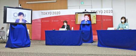 　東京パラリンピックに向けた４者協議に臨む（左から）小池都知事、組織委の橋本会長、ＩＰＣのパーソンズ会長、丸川五輪相（代表撮影）