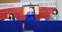 　東京パラリンピックに向けた４者協議の冒頭で、モニターに映ったＩＰＣのパーソンズ会長に手を振る大会組織委の橋本聖子会長（左）と丸川五輪相（代表撮影）