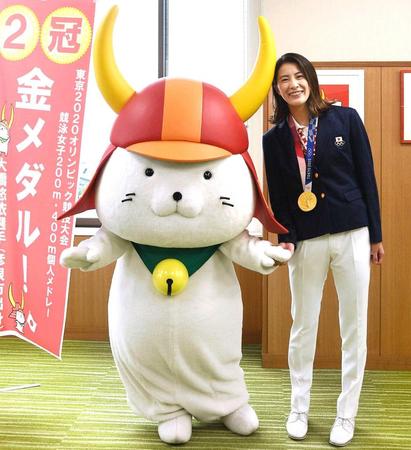 　東京五輪競泳２冠の大橋悠依と「ひこにゃん」（彦根市提供）