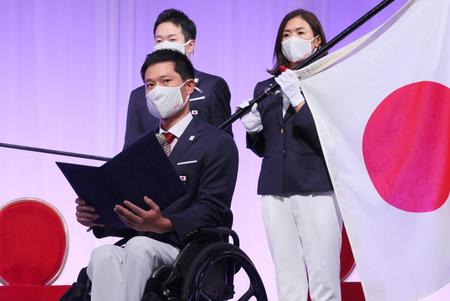 　東京パラリンピック日本代表選手団の結団式で、決意表明する国枝慎吾主将（手前）と旗手の岩渕幸洋（後方左）、谷真海
