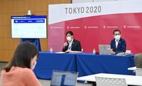 　観戦チケットの取り扱いについて記者会見する組織委の鈴木秀紀マーケティング局次長。右端は高谷正哲スポークスパーソン＝代表撮影