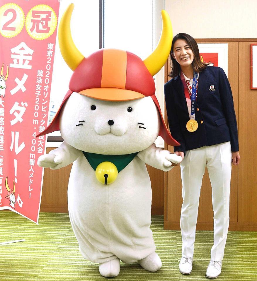 　東京五輪競泳２冠の大橋悠依と「ひこにゃん」（彦根市提供）