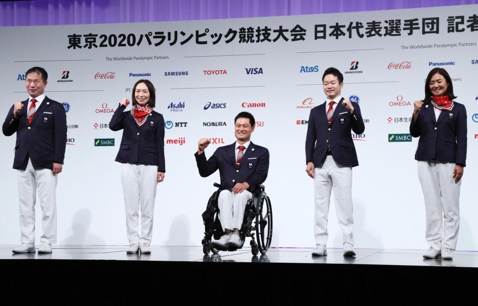 　記者会見を終え、写真撮影に臨む東京パラリンピック日本代表選手団の（左から）河合純一団長、浦田理恵副主将、国枝慎吾主将、旗手の岩渕幸洋、谷真海