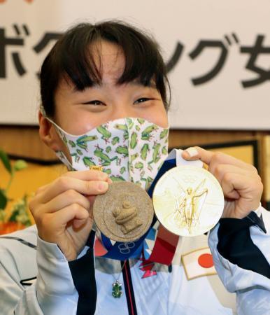 　鳥取県から贈呈された砂のメダルと金メダルを手にする東京五輪ボクシング女子フェザー級で金メダルを獲得した入江聖奈選手＝１８日午後、鳥取市