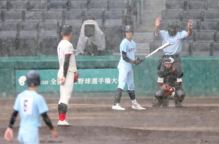 　近江-日大東北　５回裏近江２死満塁、津田の打席のとき激しい雨で試合が中断。投手吉田、捕手奈須＝甲子園