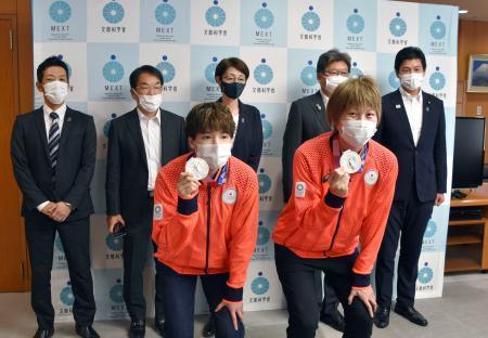 　萩生田文科相（後列右から２人目）らと記念撮影する東京五輪女子バスケットボール日本代表の林咲希（前列左）と高田真希（同右）＝１９日午前、文科省
