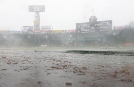 　激しい雨で近江-日大東北戦が中断された甲子園球場のグラウンド。２時間以上中断後、ノーゲームとなった＝１９日