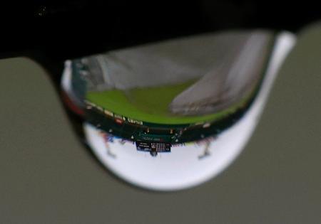 　雨で試合が中断され、したたり落ちるしずくには甲子園が逆さまに映っていた。