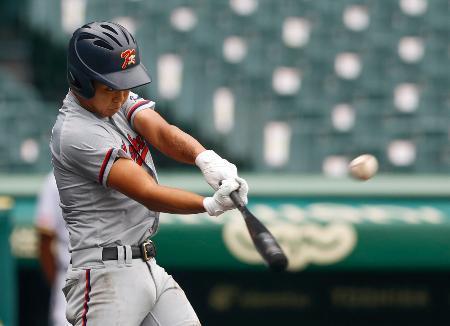 　京都国際-前橋育英　２回裏京都国際無死、中川が左越えに先制本塁打を放つ＝甲子園