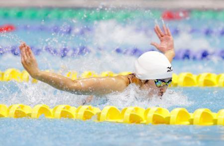 　女子１００メートルバタフライ　５８秒８２で優勝した飯田女・山岸琴美＝長野市アクアウイング