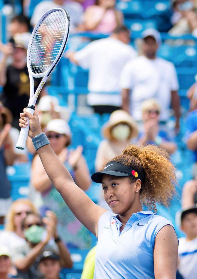 　女子シングルス２回戦で勝利し、拍手に応える大坂なおみ（共同）