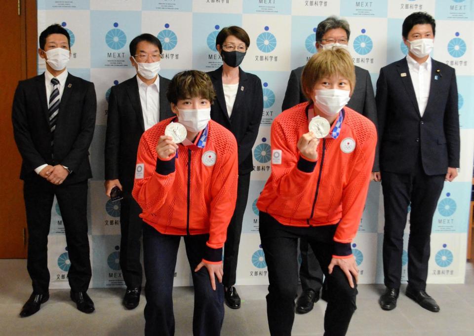 　萩生田光一文部科学相（後列右から２人目）らと写真撮影を行う女子日本代表の高田真希（前列右）、林咲希（前列左）、日本協会の三屋裕子会長（後列中央）＝都内・文部科学省