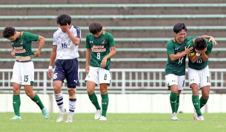 　延長で米子北を破った青森山田イレブン。右端は優勝に涙を流す松木主将＝テクノポート福井スタジアム