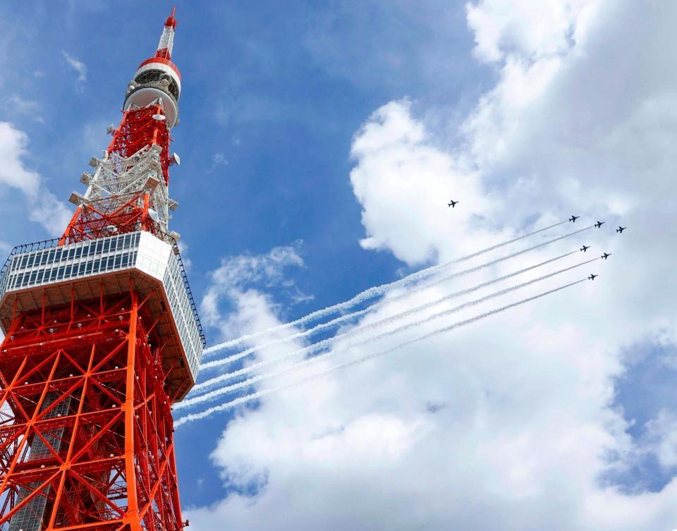 東京パラリンピック開会式の24日の予行として東京タワー上空を飛行する航空自衛隊の「ブルーインパルス」。本番ではカラースモークが使われる＝22日午後、東京都港区