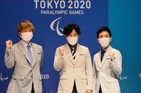　ガッツポーズをする国際パラリンピック委員会特別親善大使の（左から）香取慎吾、稲垣吾郎、草なぎ剛
