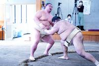 　正代（左）を攻め込む高安（代表撮影）