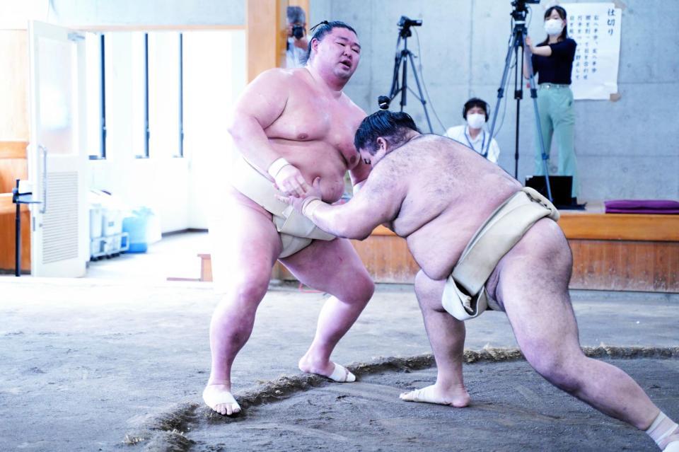 　正代（左）を攻め込む高安（代表撮影）