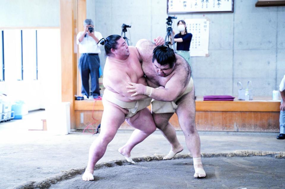 　正代（左）を攻め込む高安（代表撮影）