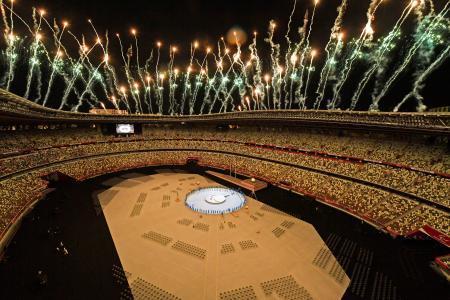 　東京パラリンピックの開会式で打ち上げられる花火＝２４日夜、国立競技場