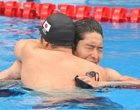 東京五輪男子２００メートル個人メドレー決勝のレースを終え、瀬戸（左）と抱き合う萩野＝７月３０日